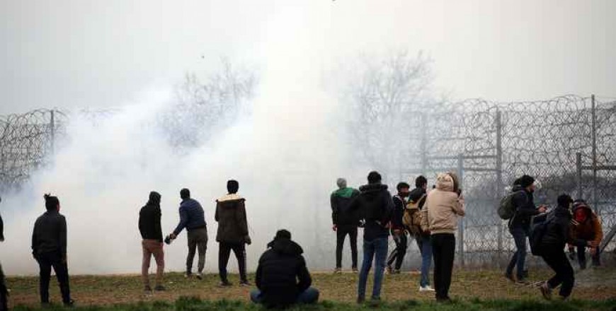 Greek police fire tear gas as migrants seek to enter from Turkey