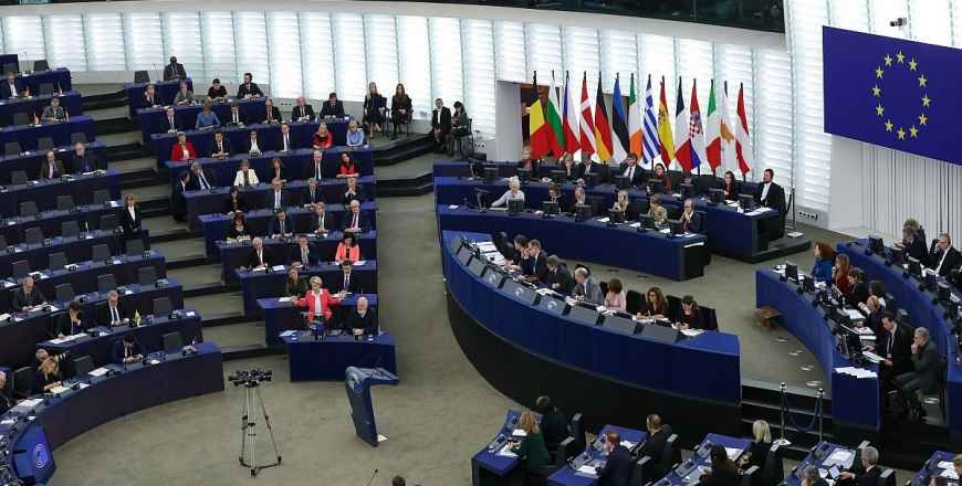The European Parliament condemns the measures taken by Poland and Hungary to combat the coronavirus