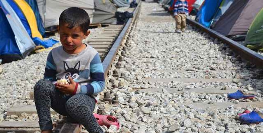 Greece extends isolation of migrant camps before opening borders for tourism again