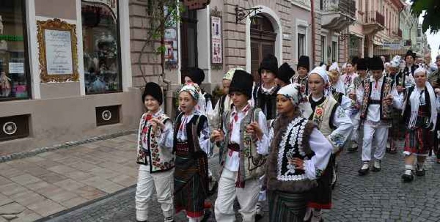 The Chernivtsi region was divided into three districts