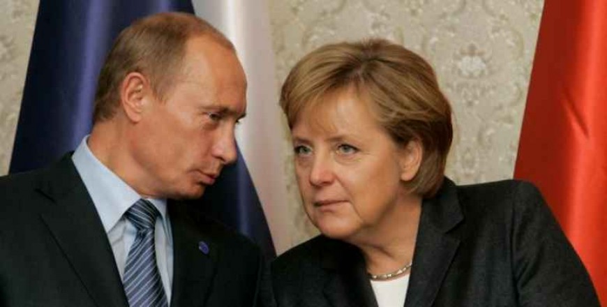 Merkel urges Putin to pull troops back from Ukraine border