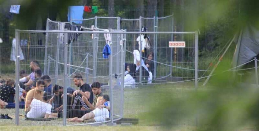 U.S. Diplomat Calls On Lukashenka To Stop 'Irregular Migrant Flows'