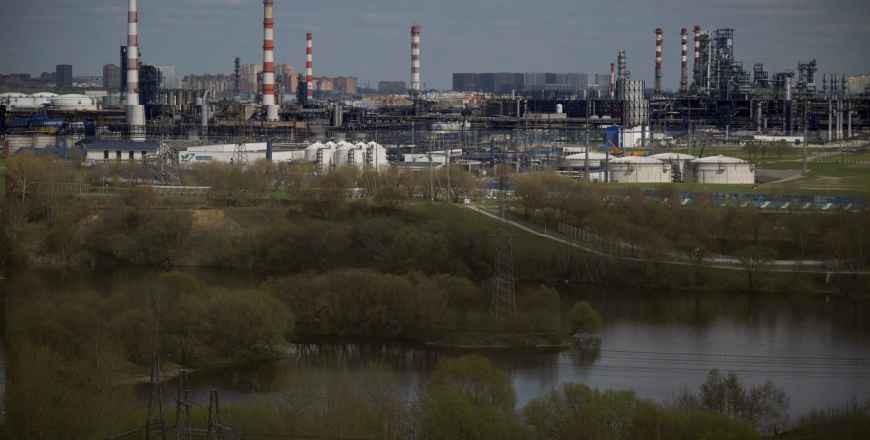 EU agrees on price caps on Russian refined oil products